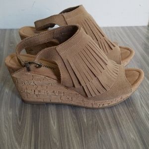 Minnetonka wedge heels Womens 8